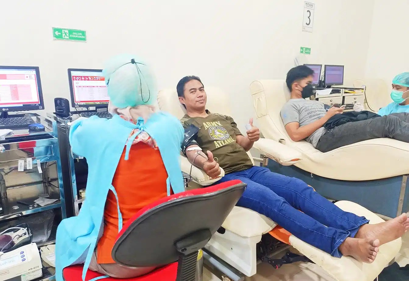 Relawan-PMI-PMR-KSR-bengkulu-donor-darah-warga-bantuan-bencana-Indonesian-red-cross-bulan-sabit-Palang-Merah